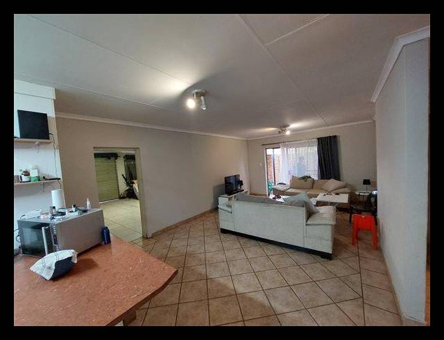 2 BEDROOM PROPERTY TO RENT IN DIE HOEWES